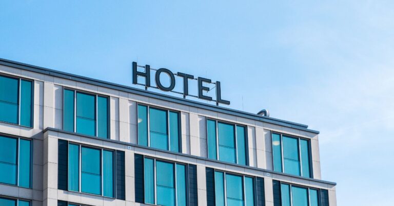 Transporte de personal para hoteles en Querétaro: continuidad en todos los turnos