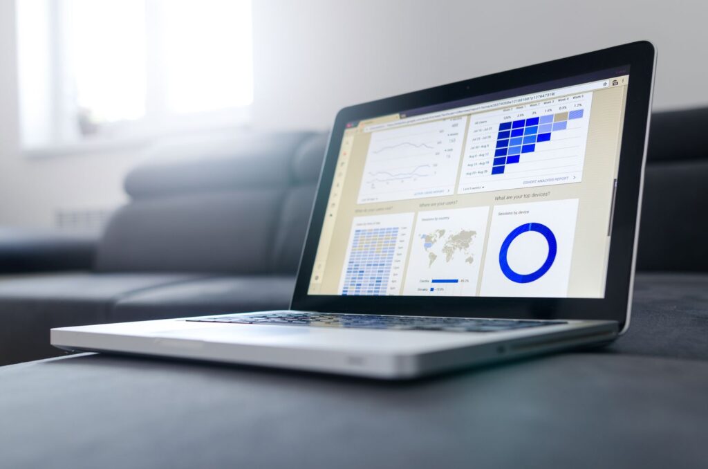 Cómo medir a tu proveedor de transporte de personal: KPIs de puntualidad y servicio