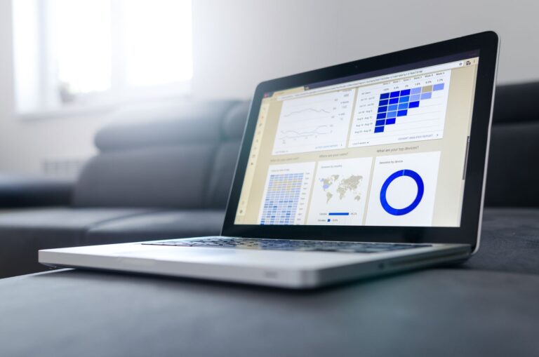 Cómo medir a tu proveedor de transporte de personal: KPIs de puntualidad y servicio